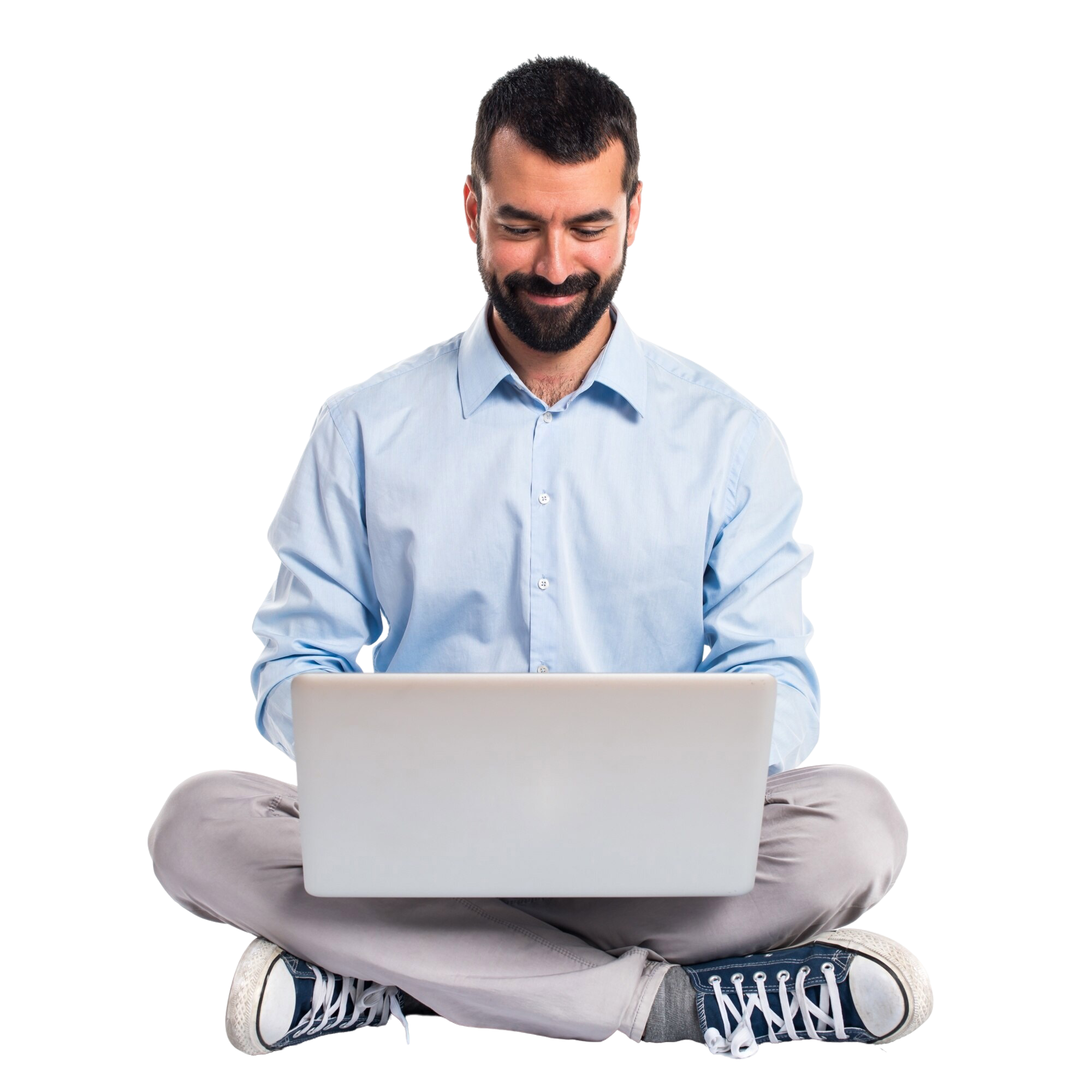 Pessoa utilizando notebook para acessar informações de rastreamento veicular